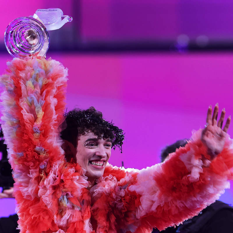 El momento viral de Nemo, ganador de Eurovisión 2024, al romper el premio en directo