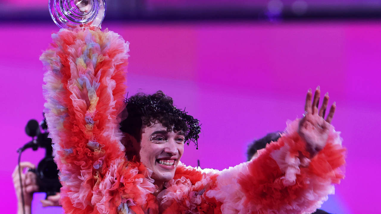 El momento viral de Nemo, ganador de Eurovisión 2024, al romper el premio en directo
