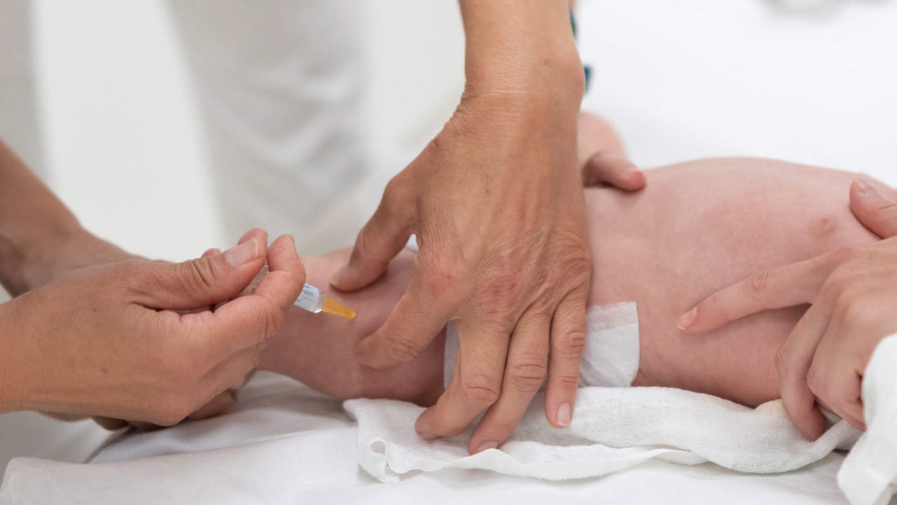Europa advierte sobre el peligroso aumento de 'tosferina' e insta a vacunar a embarazadas y bebés