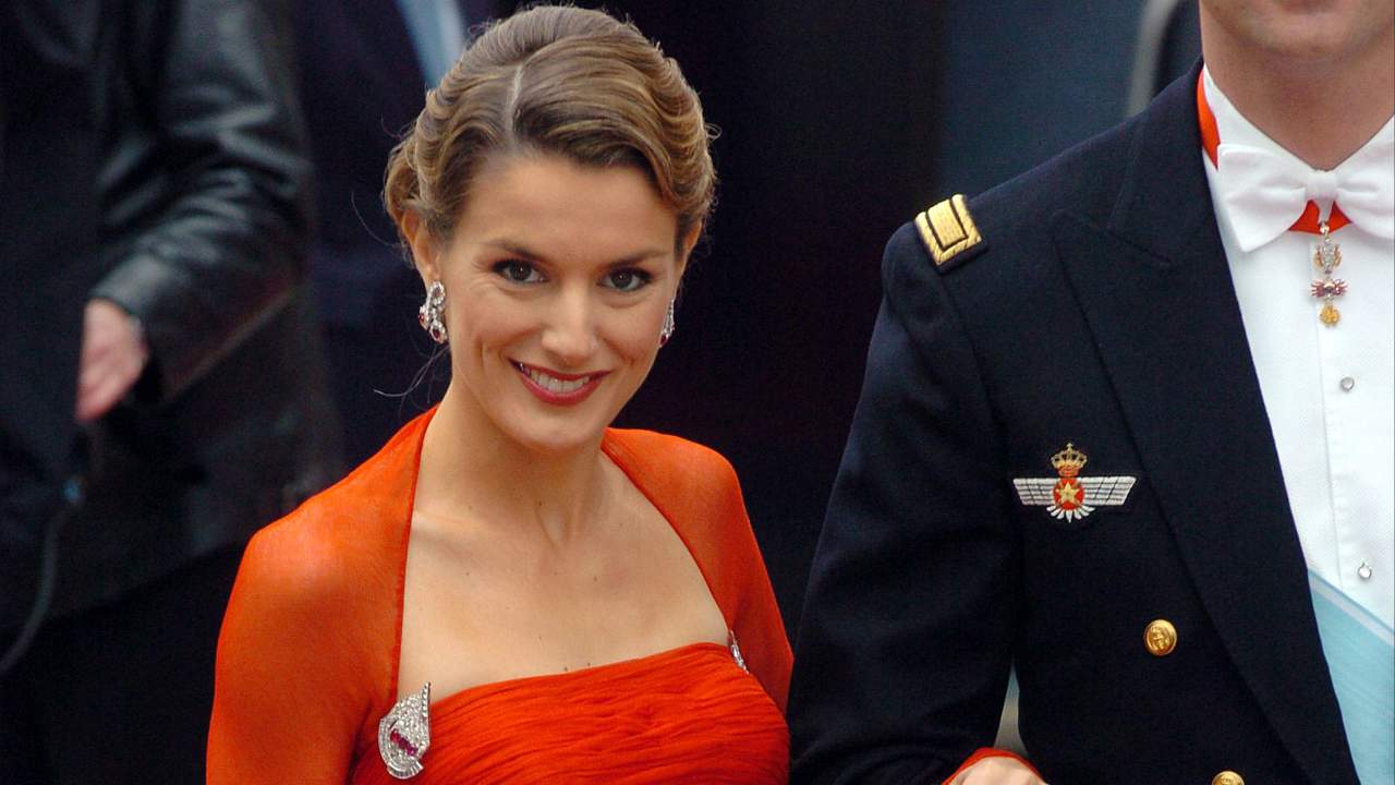 El vestido icónico e insuperable con el que la reina Letizia lo dijo todo en la boda de Federico y Mary hace 20 años