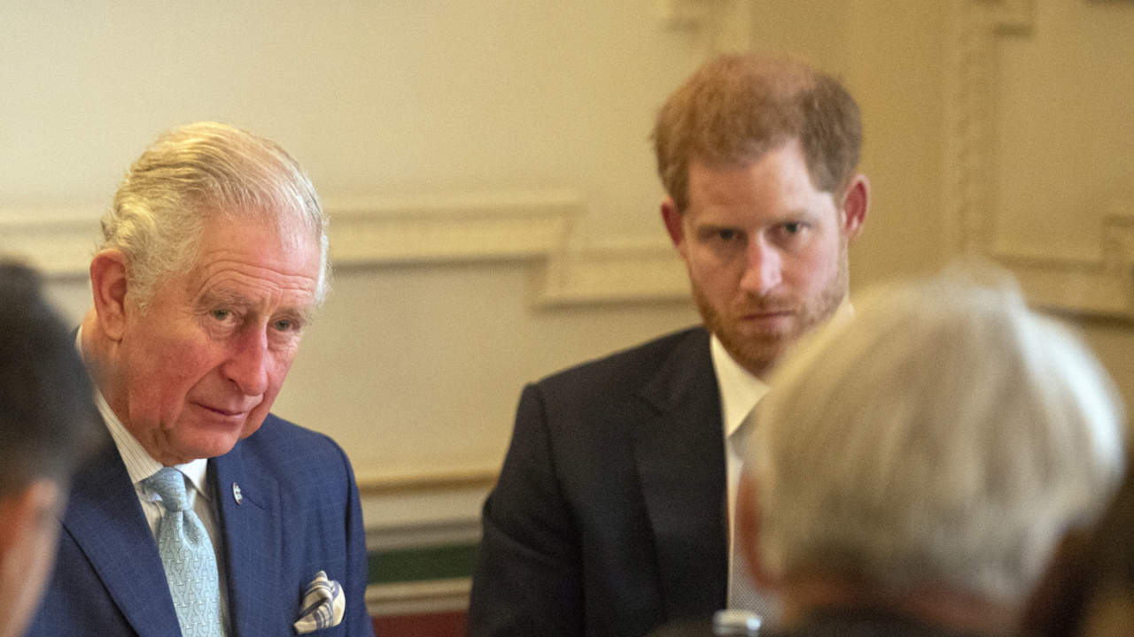 Matt Wilkinson, experto en Casa Real británica, saca a la luz los 2 dolorosos feos que ha hecho el rey Carlos a su hijo Harry