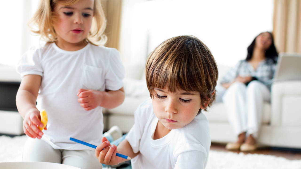 Dos niños estudiando