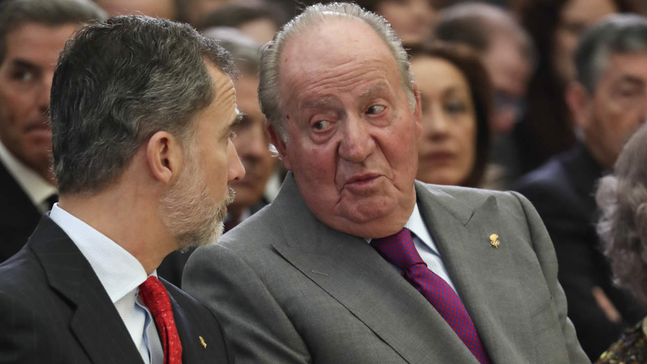 Juan Carlos y Felipe, cara a cara: todo sobre el inesperado encuentro del rey emérito con su hijo