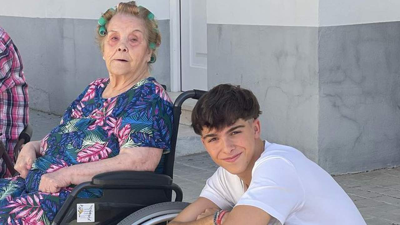 La emotiva conversación de un nieto con su abuela enferma de Alzheimer que conquista las redes