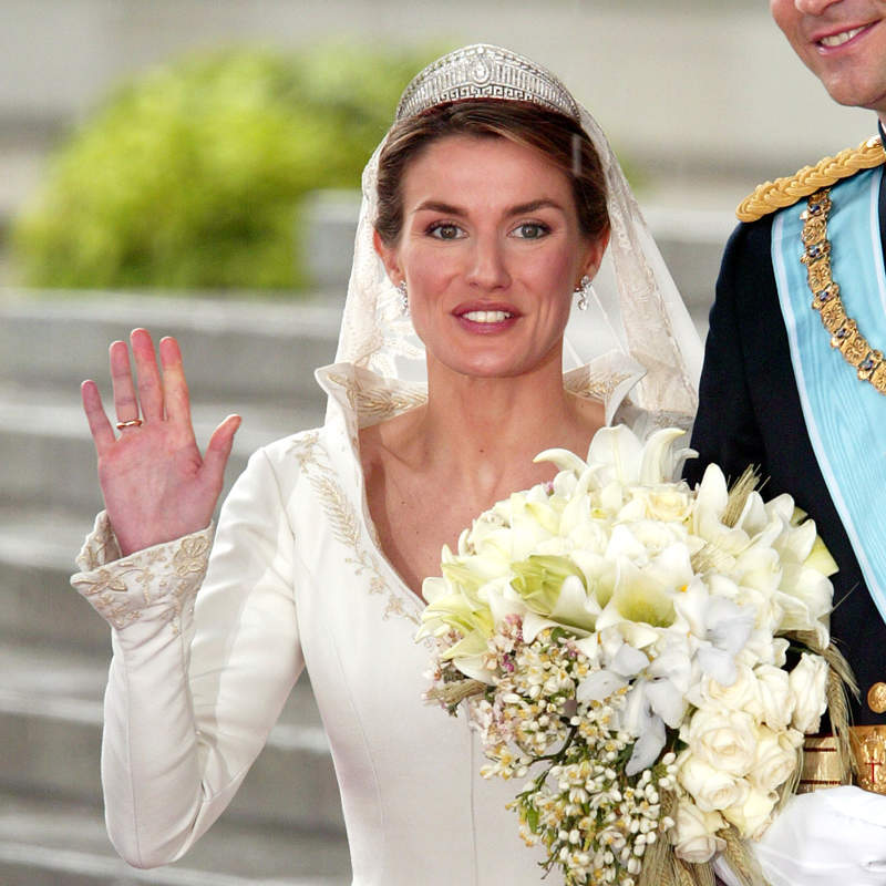 Letizia dicta sentencia: los 5 vestidos de novia de las famosas inspirados en el que llevó en su boda con el rey Felipe