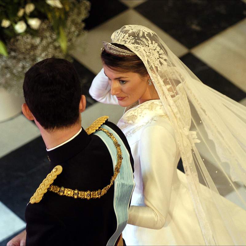 ¿Acertó Letizia? La patronista Asun Domínguez revela cómo debe ser el vestido de novia de una futura reina