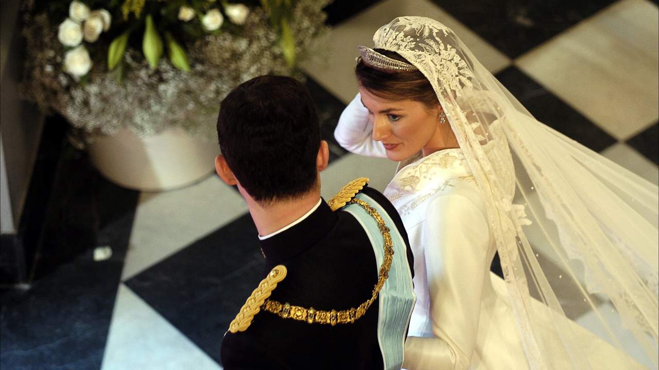 ¿Acertó Letizia? La patronista Asun Domínguez revela cómo debe ser el vestido de novia de una futura reina