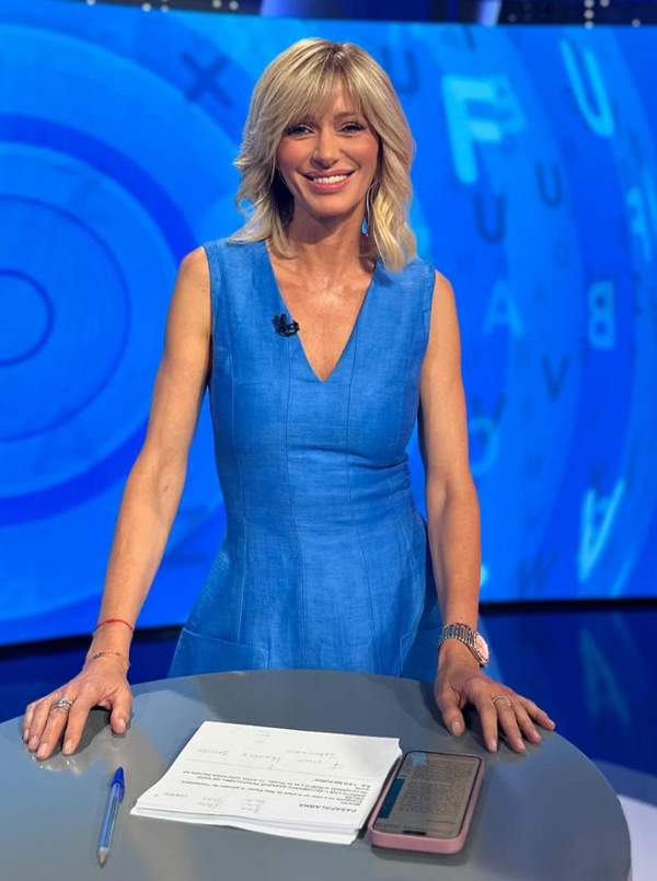 Susanna Griso, sorprende con el vestido azul que mejor sienta a las +50: hace tipazo y alisa arrugas