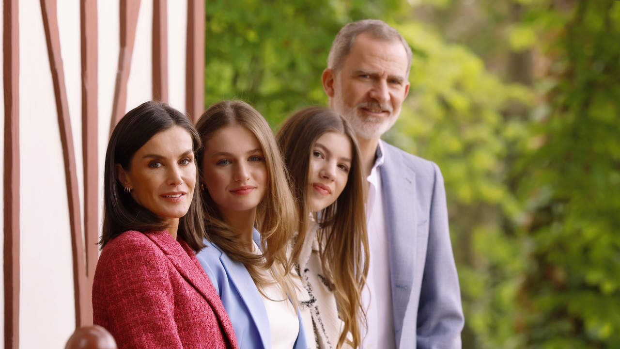 Felipe y Letizia rompen barreras: los detalles de su nuevo posado con sus hijas, Leonor y Sofía, por el aniversario de boda