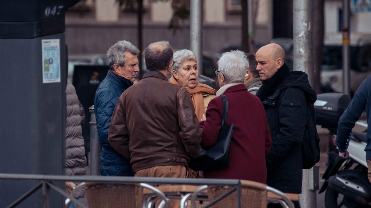 Personas mayores hablando en la calle