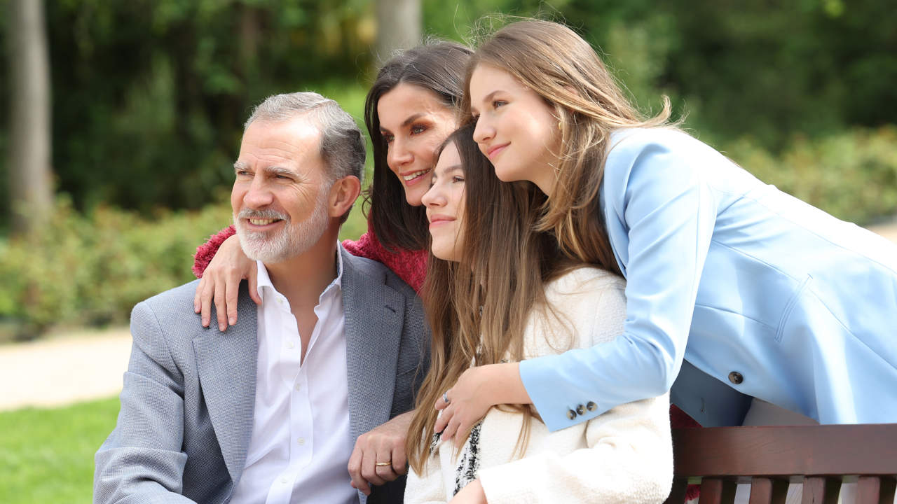 La prensa internacional analiza al detalle el posado de Felipe y Letizia con sus hijas Leonor y Sofía