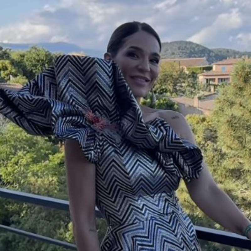 Raquel Bollo arrasa en el Festival de Cannes con un espectacular vestido de gala con escote asimétrico y volantes
