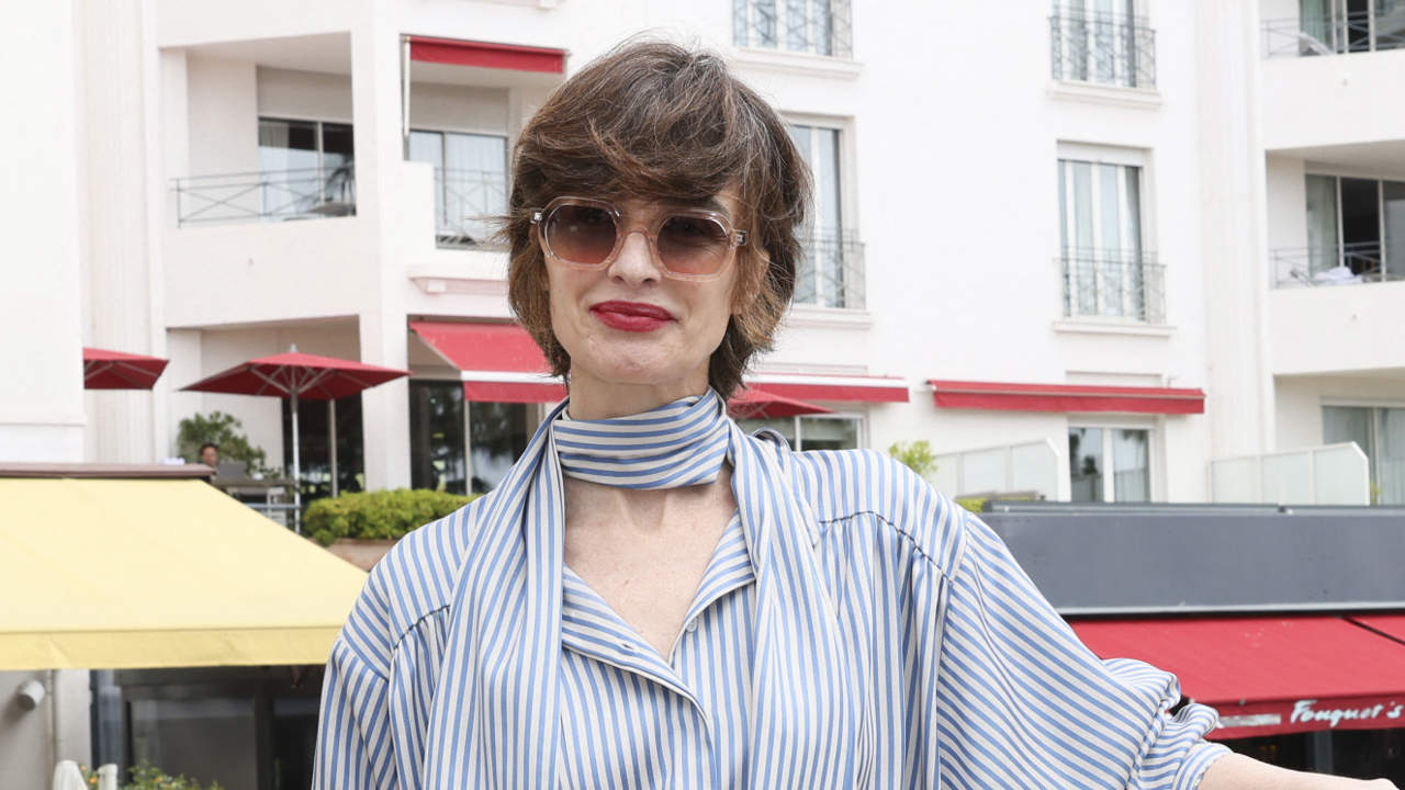 Camisa de rayas y falda evasé: Paz Vega triunfa en Cannes con el look elegante y fresquito que amarán las +40 con más clase