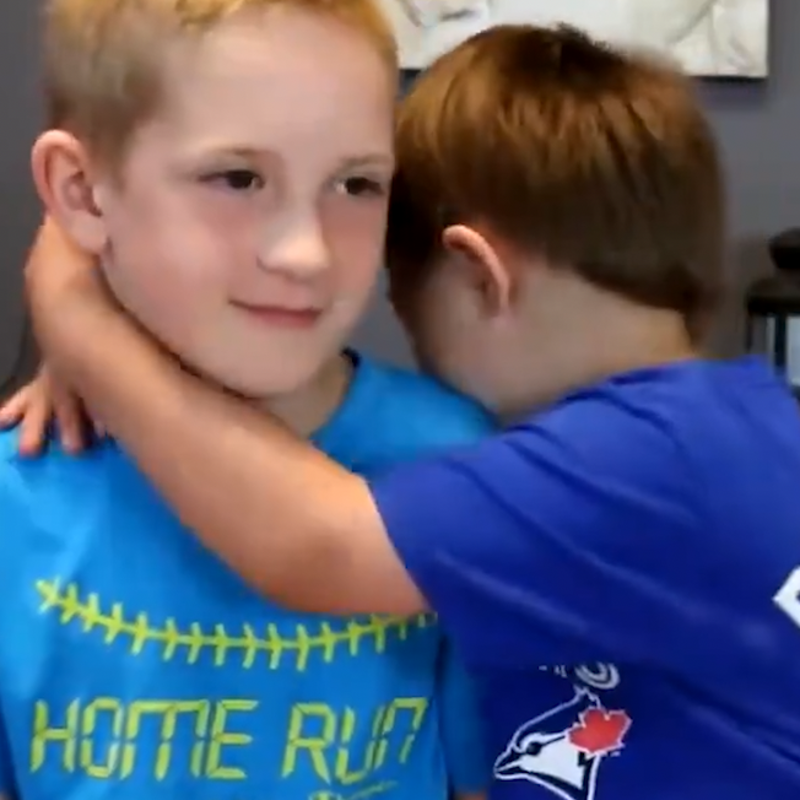 La reacción de un niño con Síndrome de Down cuando su hermano le dice que tiene la mejor sonrisa del mundo