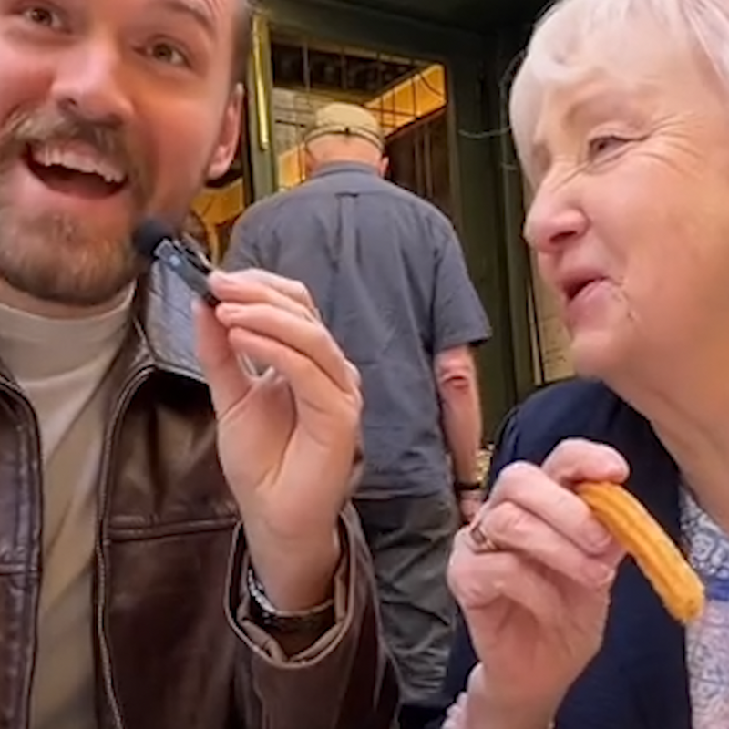 La reacción viral de un abuela británica al probar los churros en España por primera vez