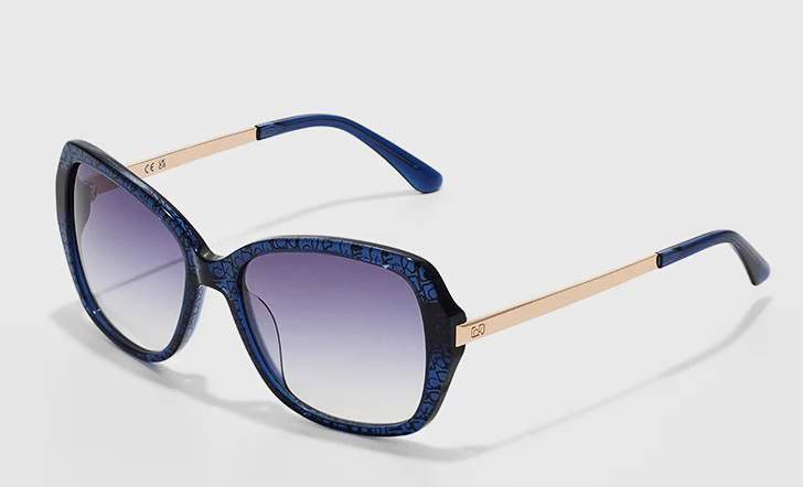 Calvin Klein, gafas de sol azul marino.