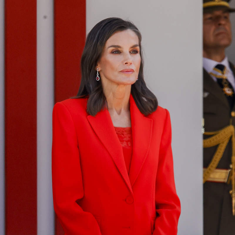 La reina Letizia rompe el protocolo en el Día de las Fuerzas Armadas con un traje rojo oversize, top lencero y playeras