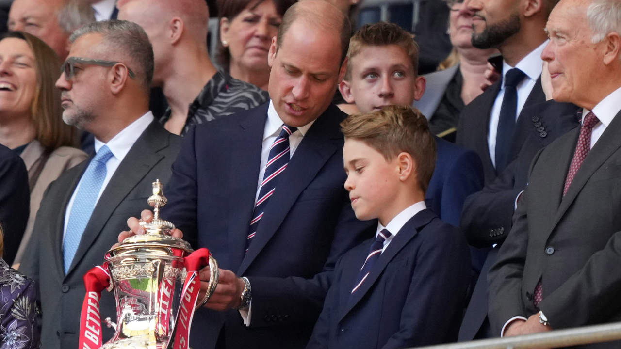 El príncipe George reaparece junto a su padre Guillermo tras semanas 'desaparecido' durante la baja de Kate Middleton