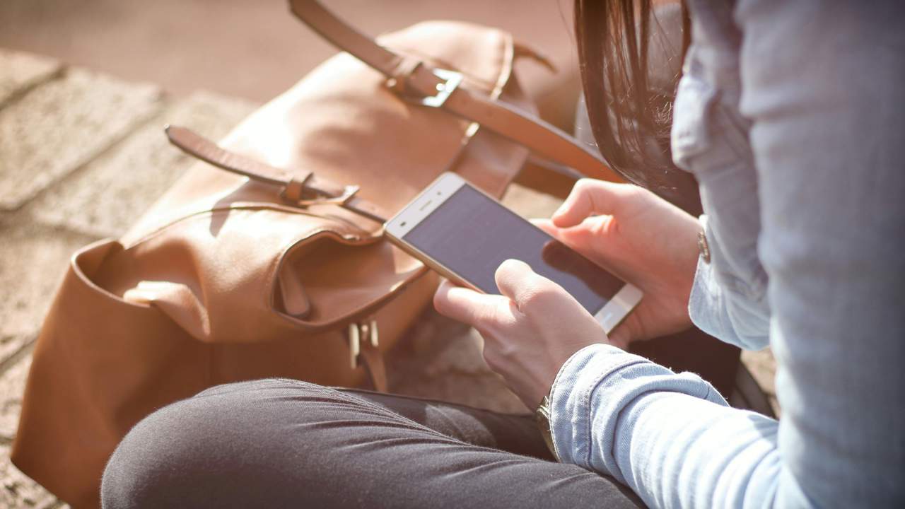 Una persona utilizando su teléfono móvil