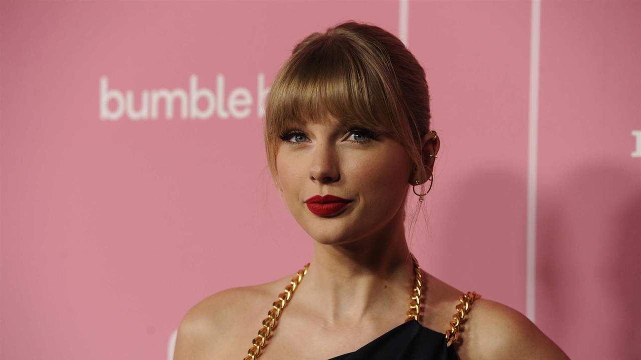Los 5 looks más inspiradores de Taylor Swift que replicar en Zara con prendas de nueva temporada: de un vestido negro a una falda vaquera