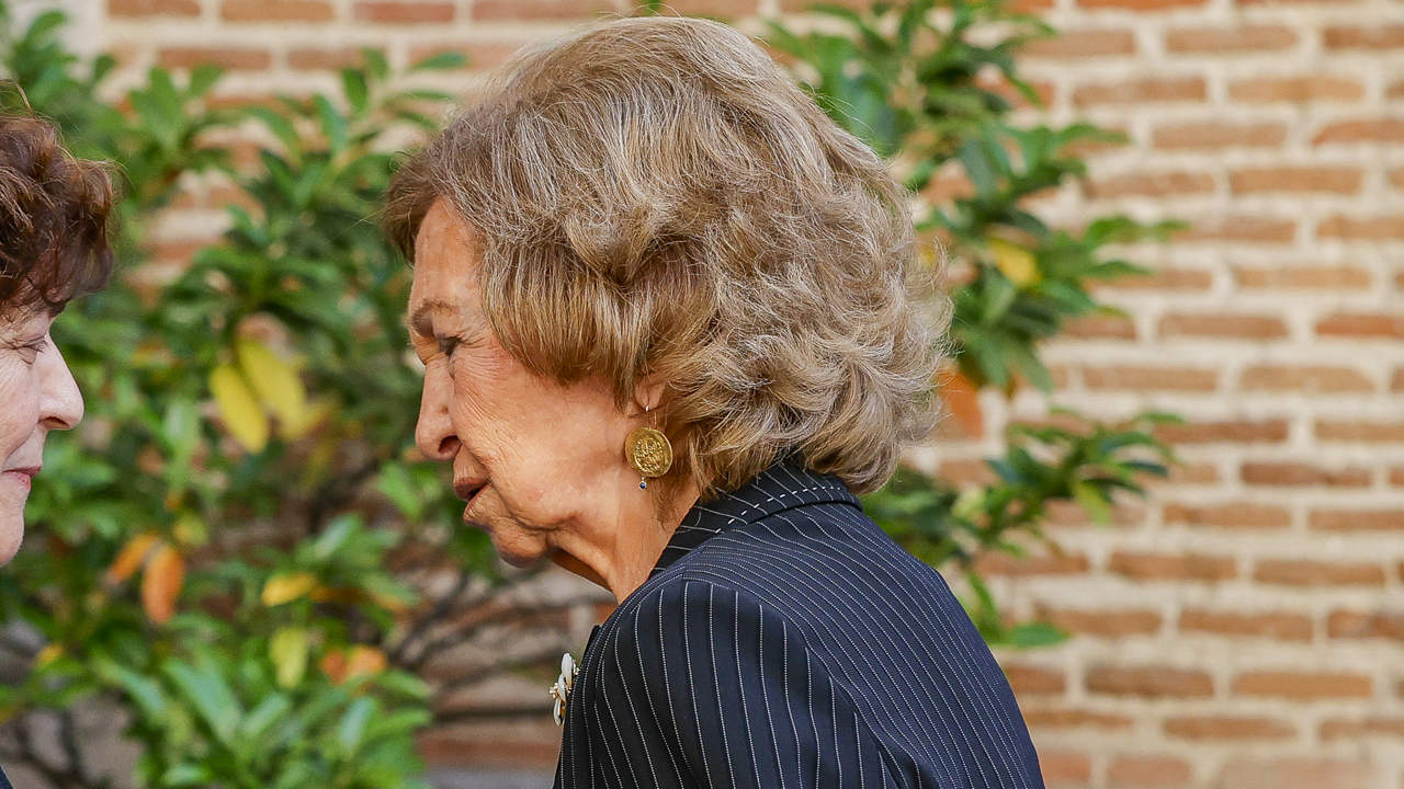 La reina Sofía, compungida y sola, da el último adiós a Manolo Barrós, exjefe de seguridad de Zarzuela