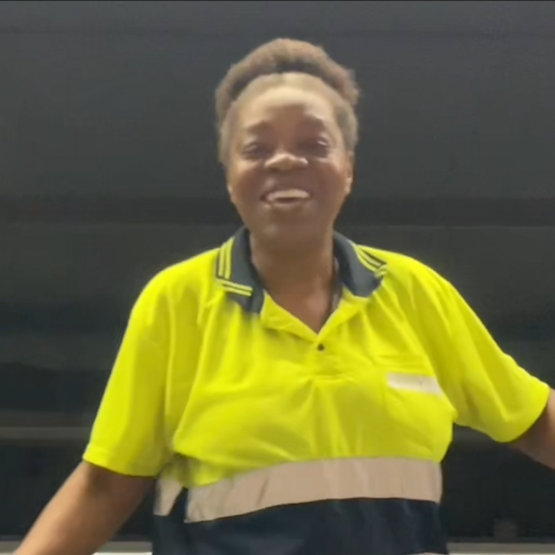 Se graba un vídeo de su look en el metro y lo que ocurre con la señora de la limpieza se vuelve totalmente viral