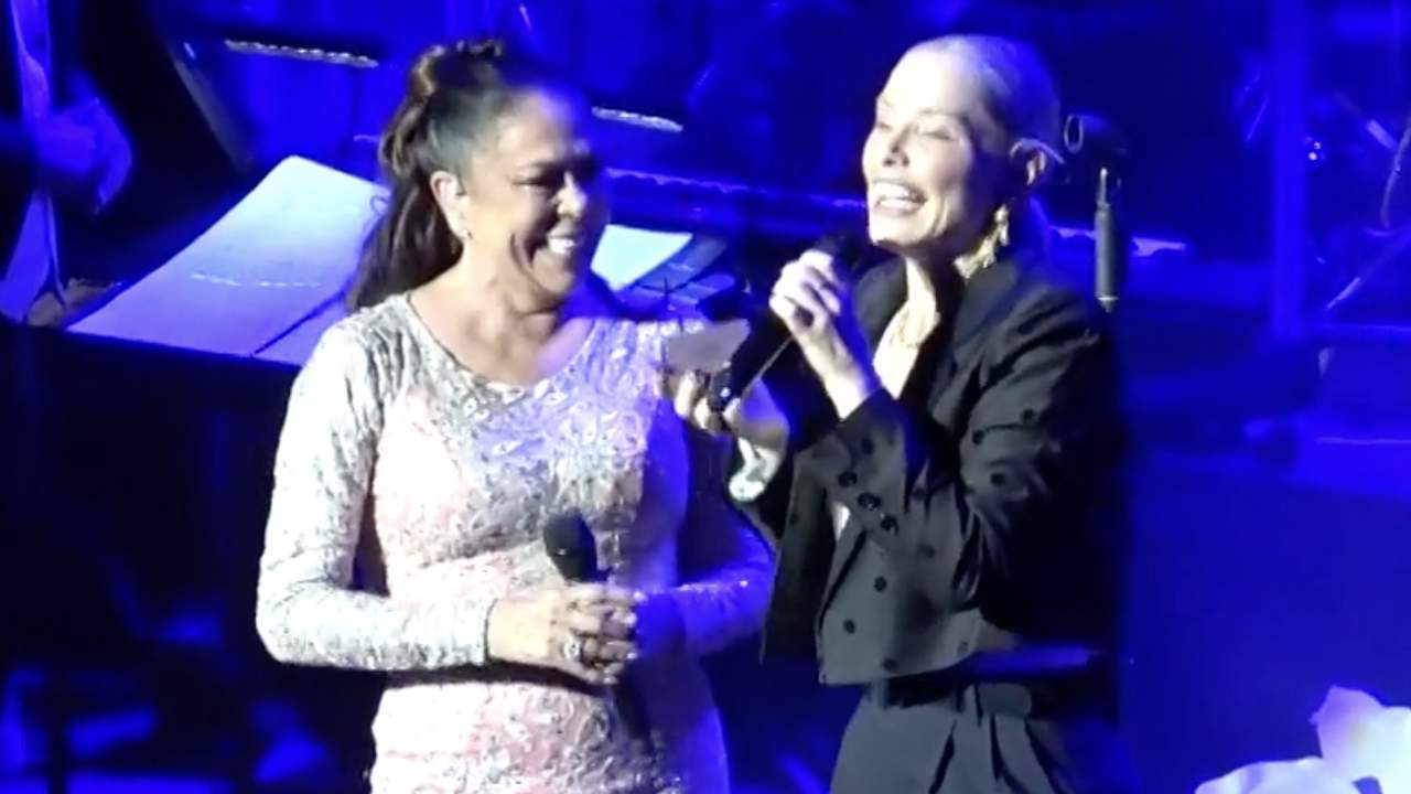 Soraya Arnelas paraliza el concierto de Isabel Pantoja en Mérida para entregarle un regalo muy especial