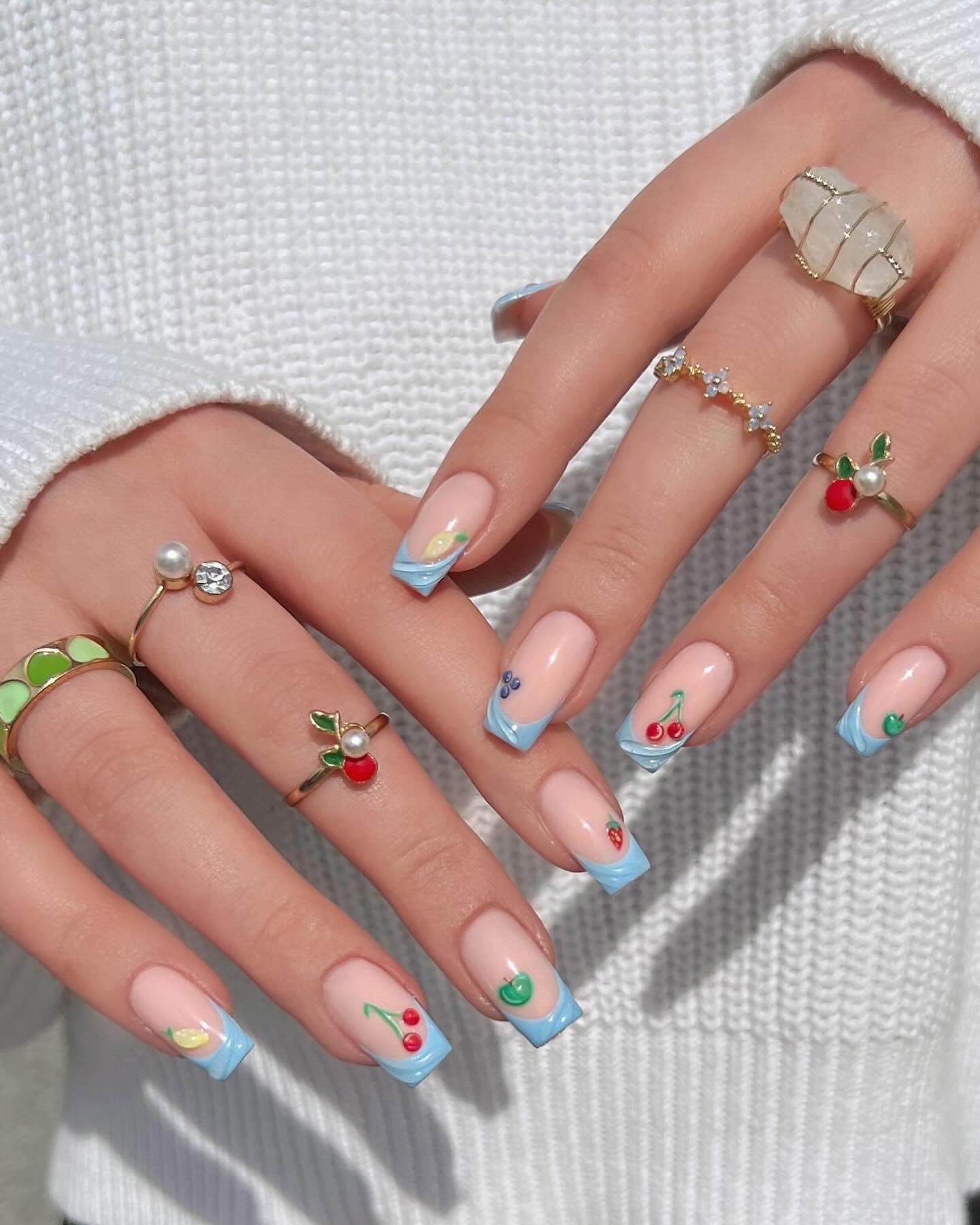 Uñas con francesa pastel y frutas