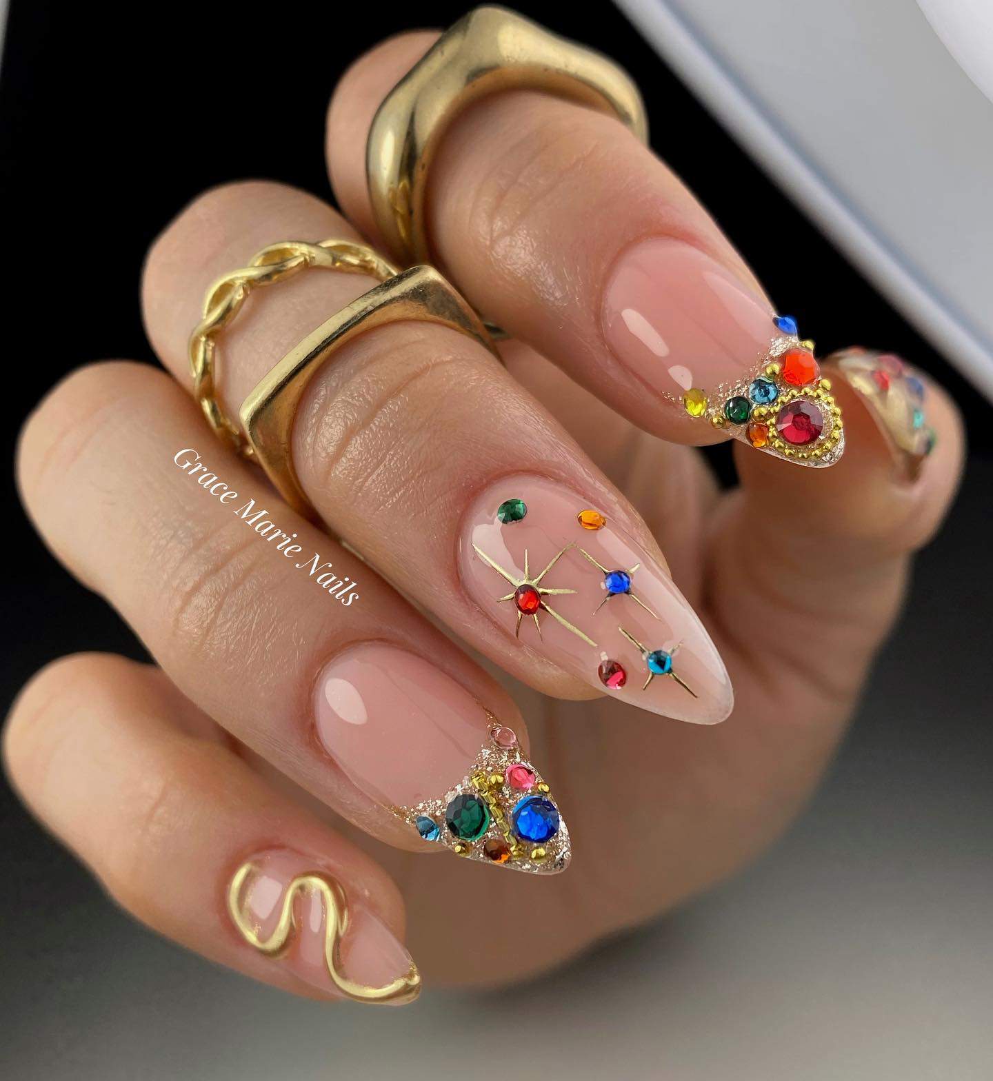 Uñas de gel con gemas