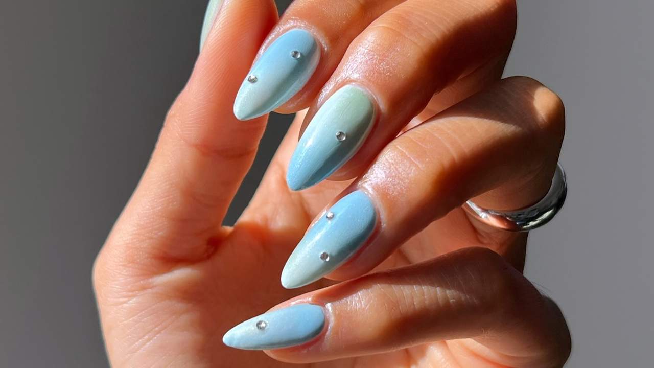 uñas de gemas azules con gemas