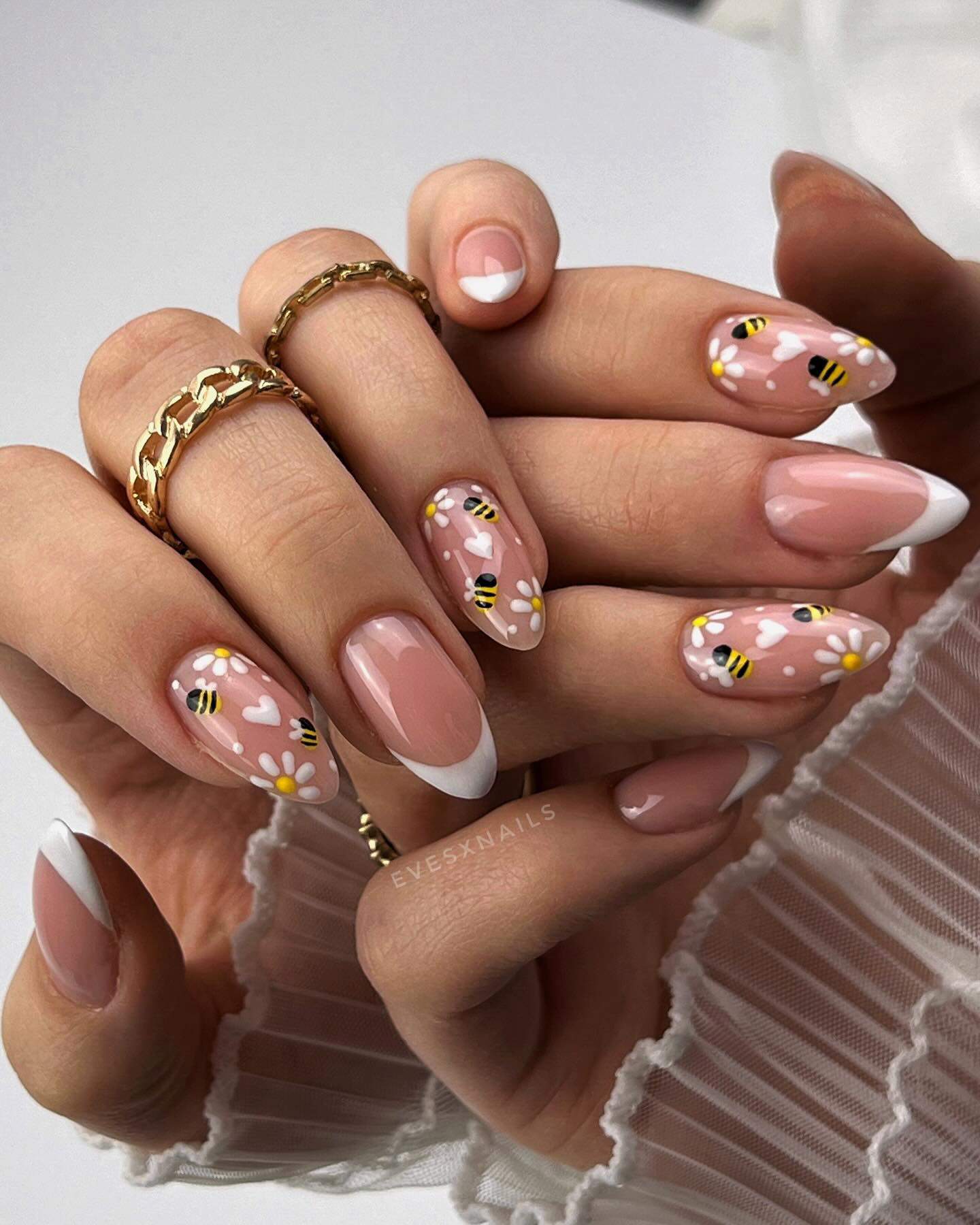 Uñas francesas con abejas y flores