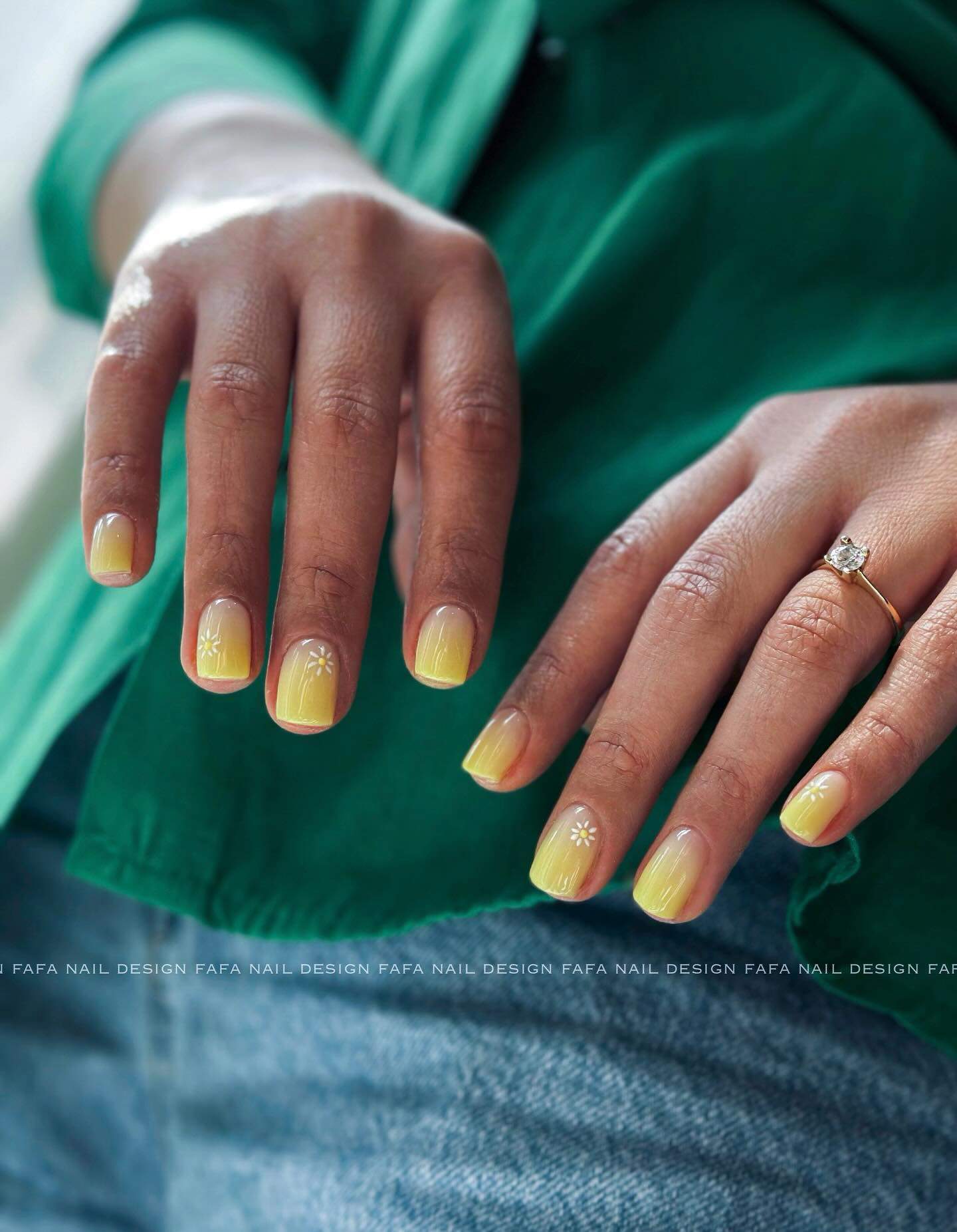 Manicura amarillo degradé