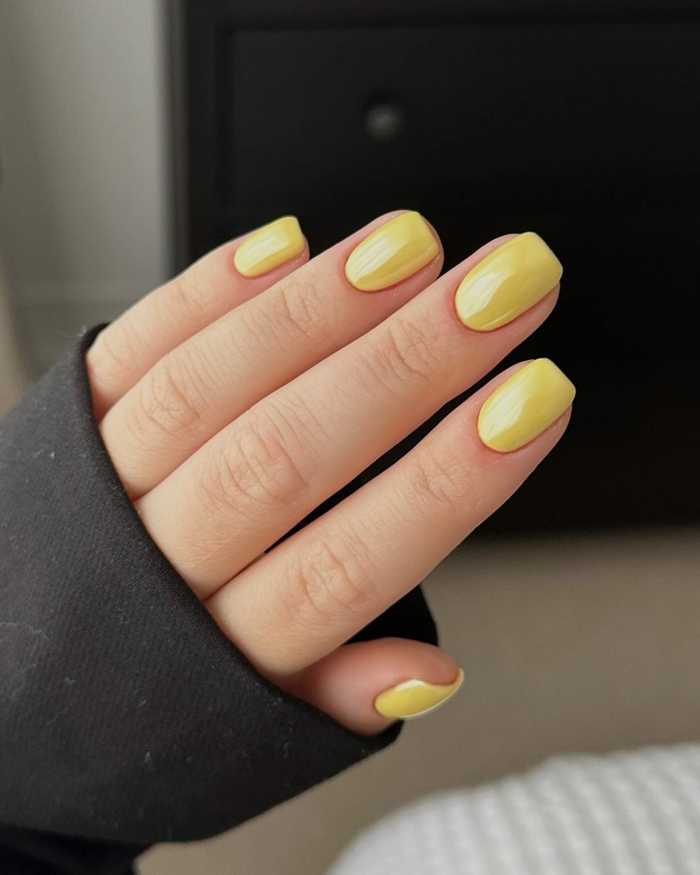 Manicura amarillo limón