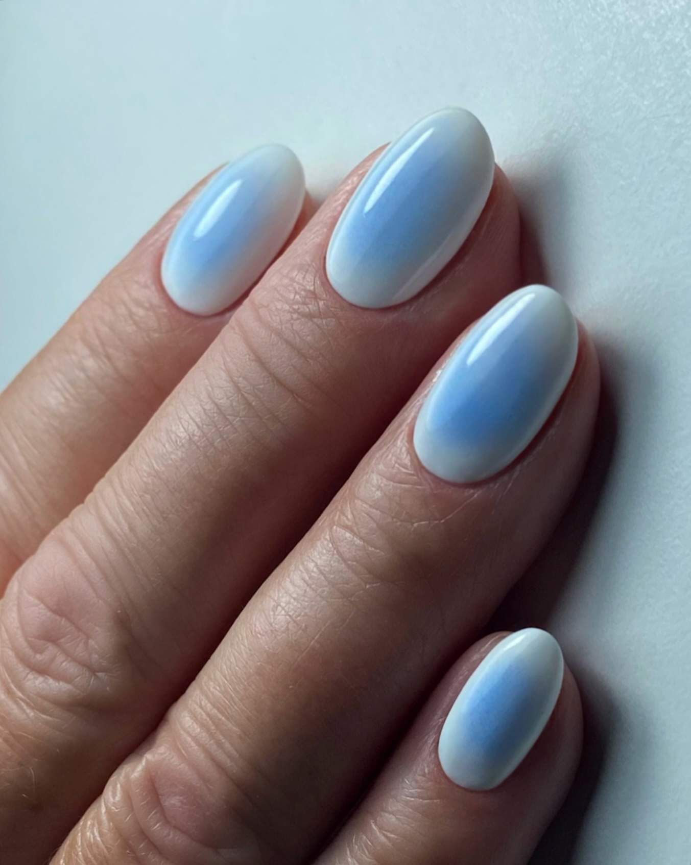 Manicura aura en tonos azules