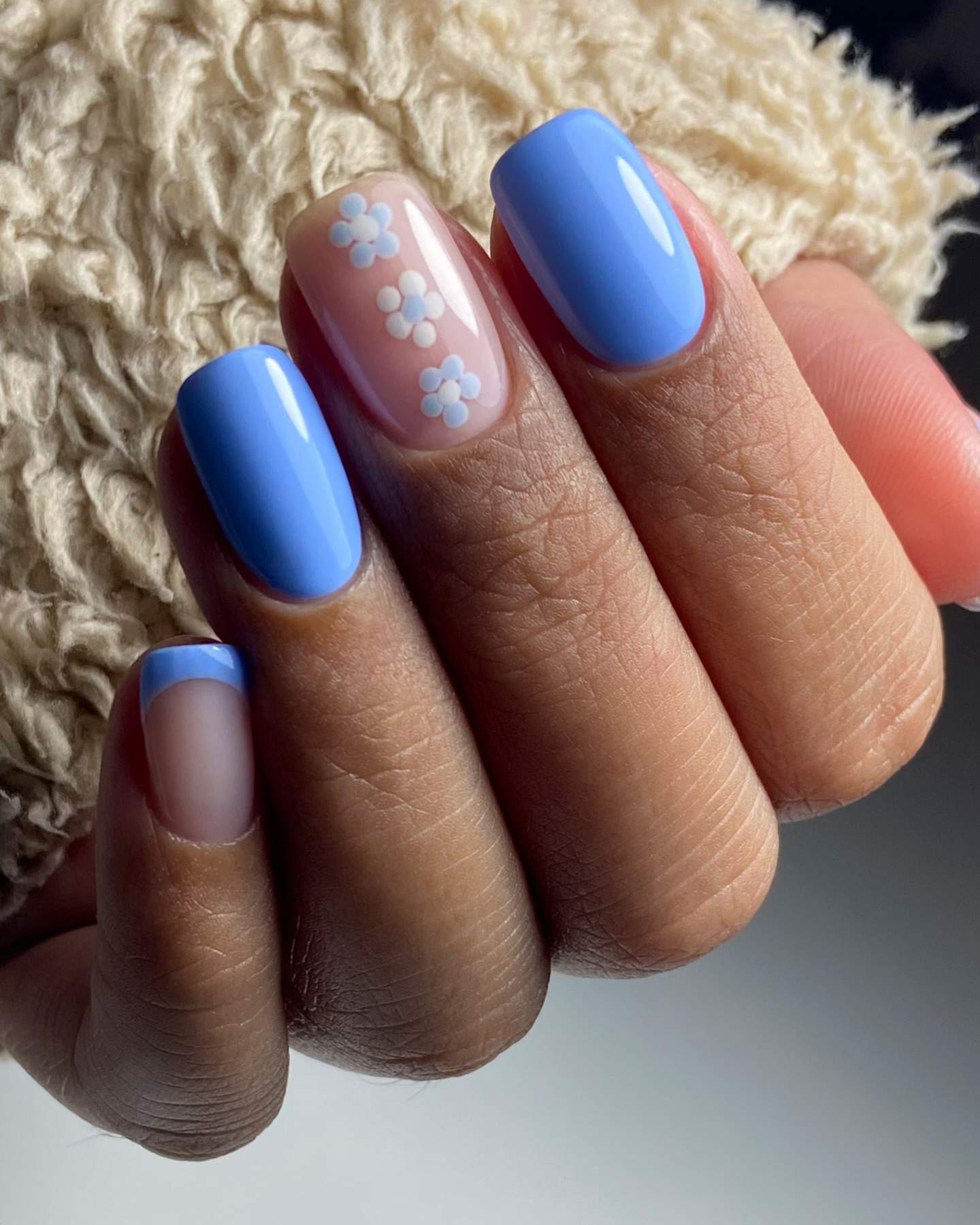 Manicura azul cerúleo con detalles florales