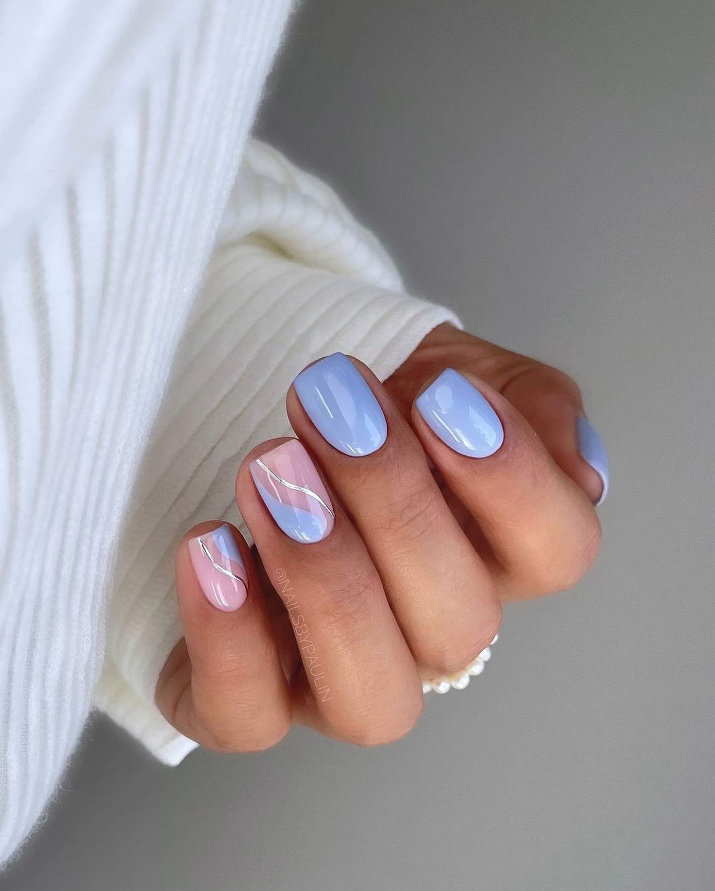 Manicura azul con detalles geométricos