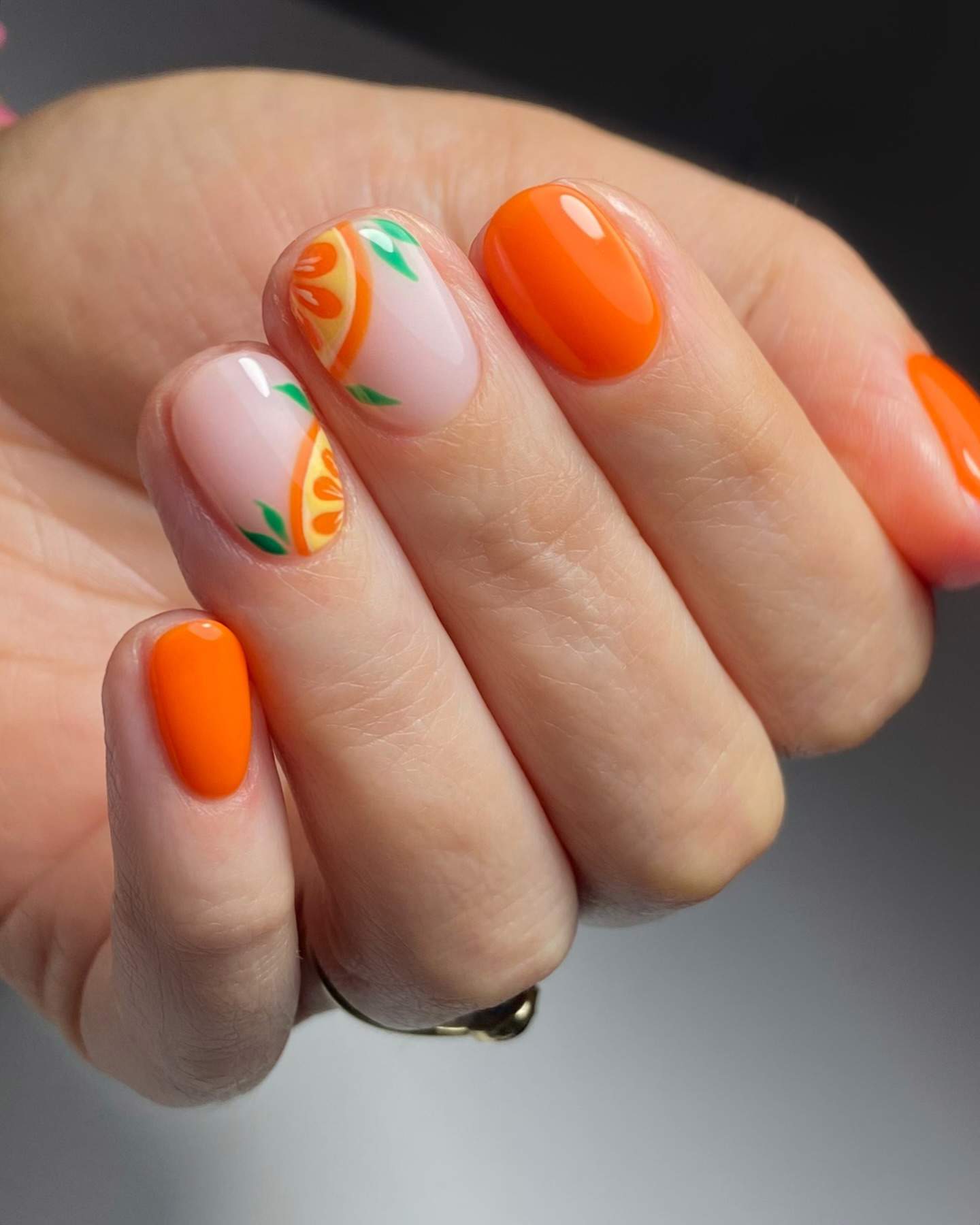 Manicura naranja con fruta