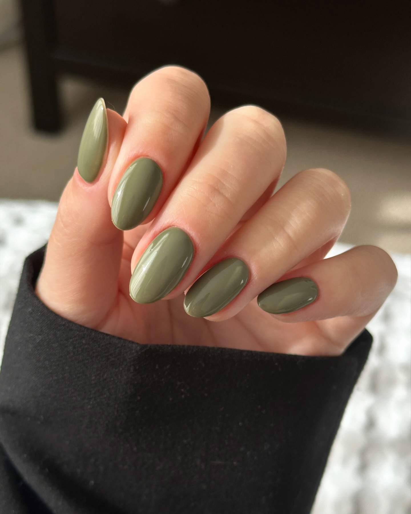 Manicura verde oliva