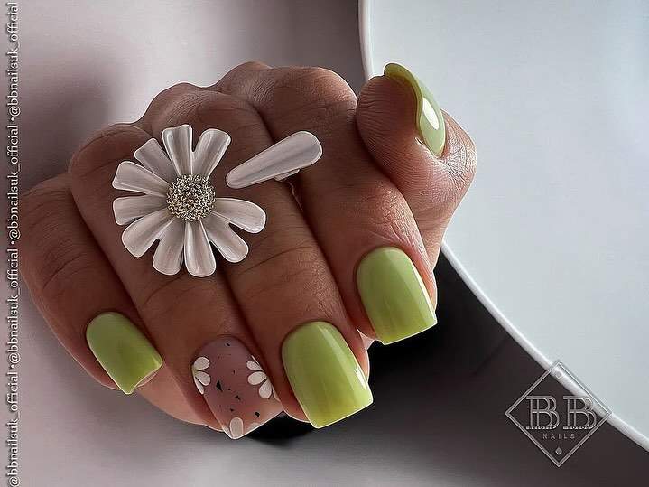 Manicura verde pistacho