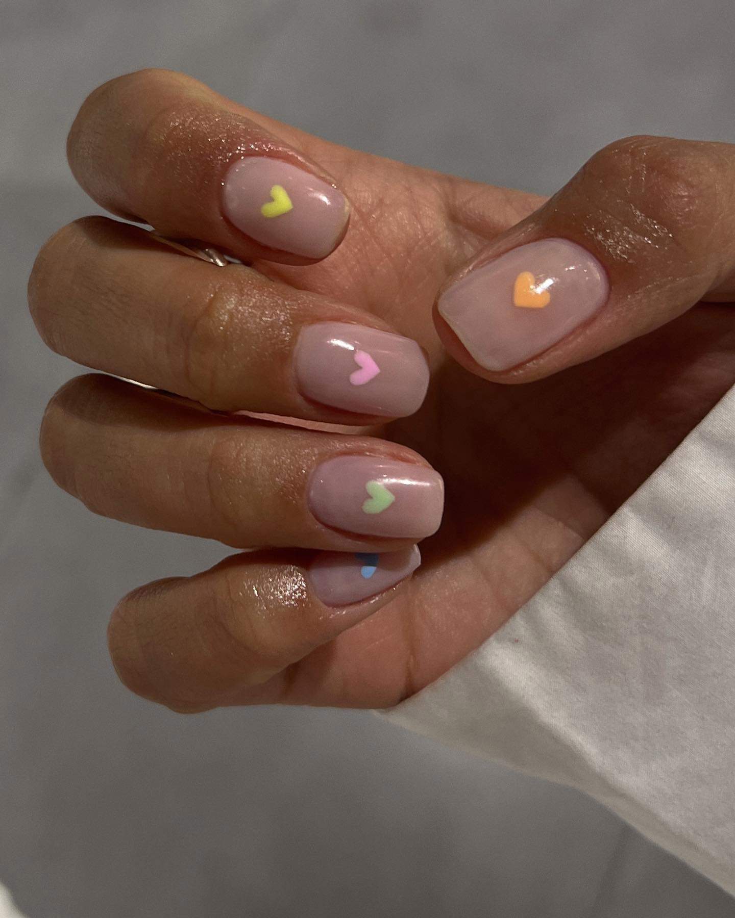 Milky nails con detalles de corazones