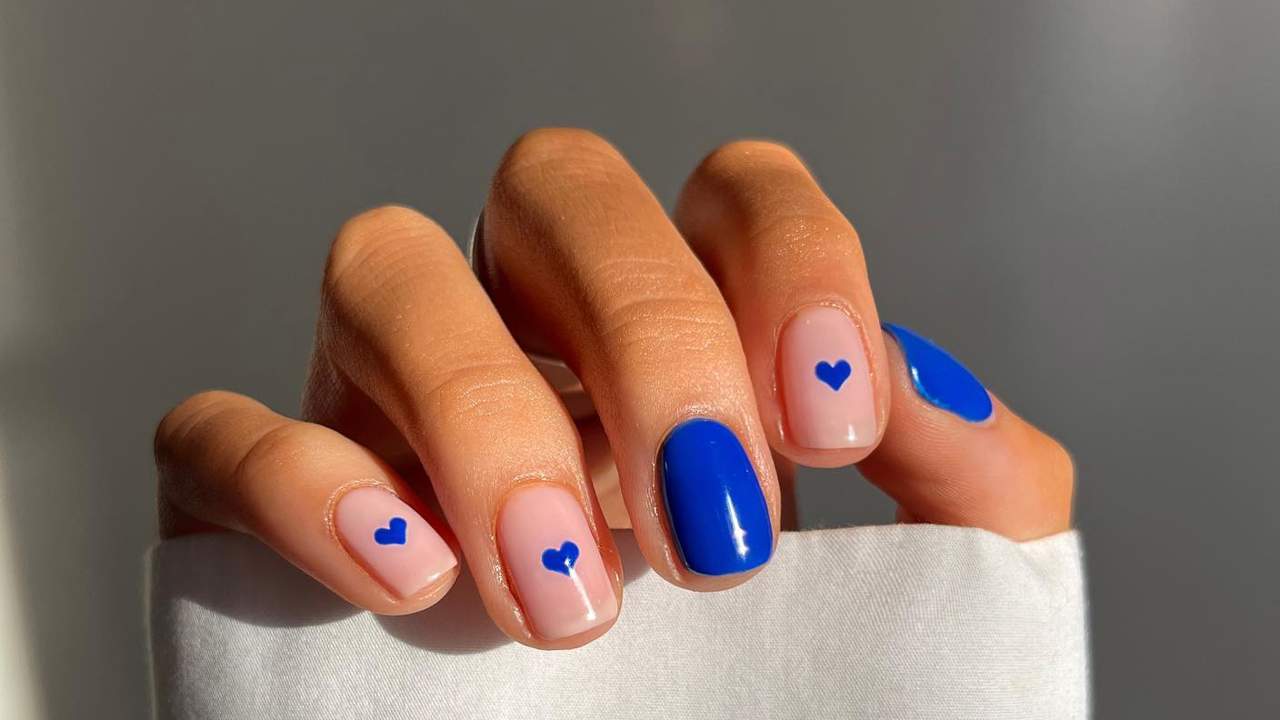 Uñas azules con corazones