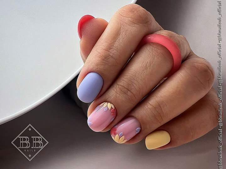 Uñas de colores pastel