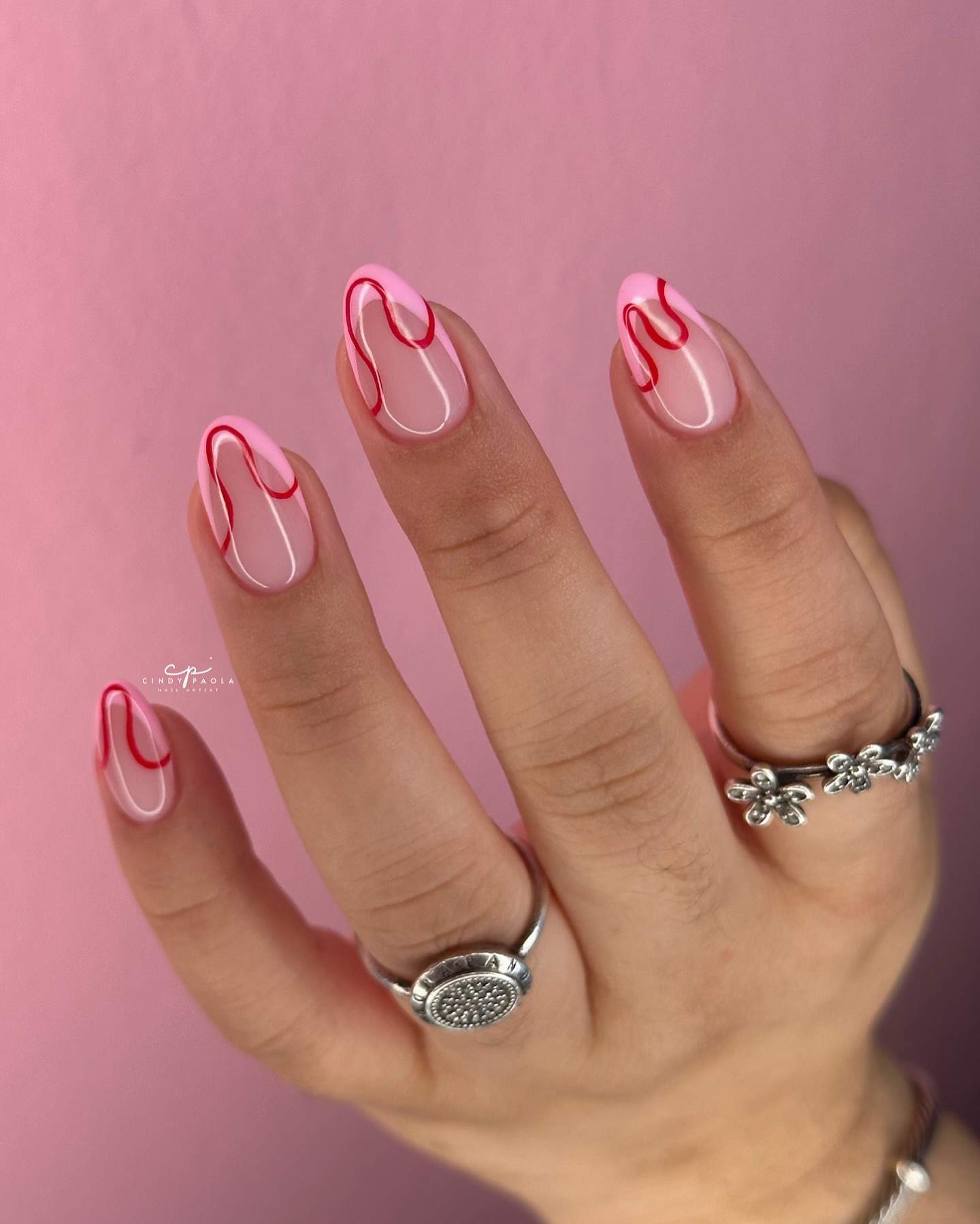 Uñas francesa rosas con detalles rojos