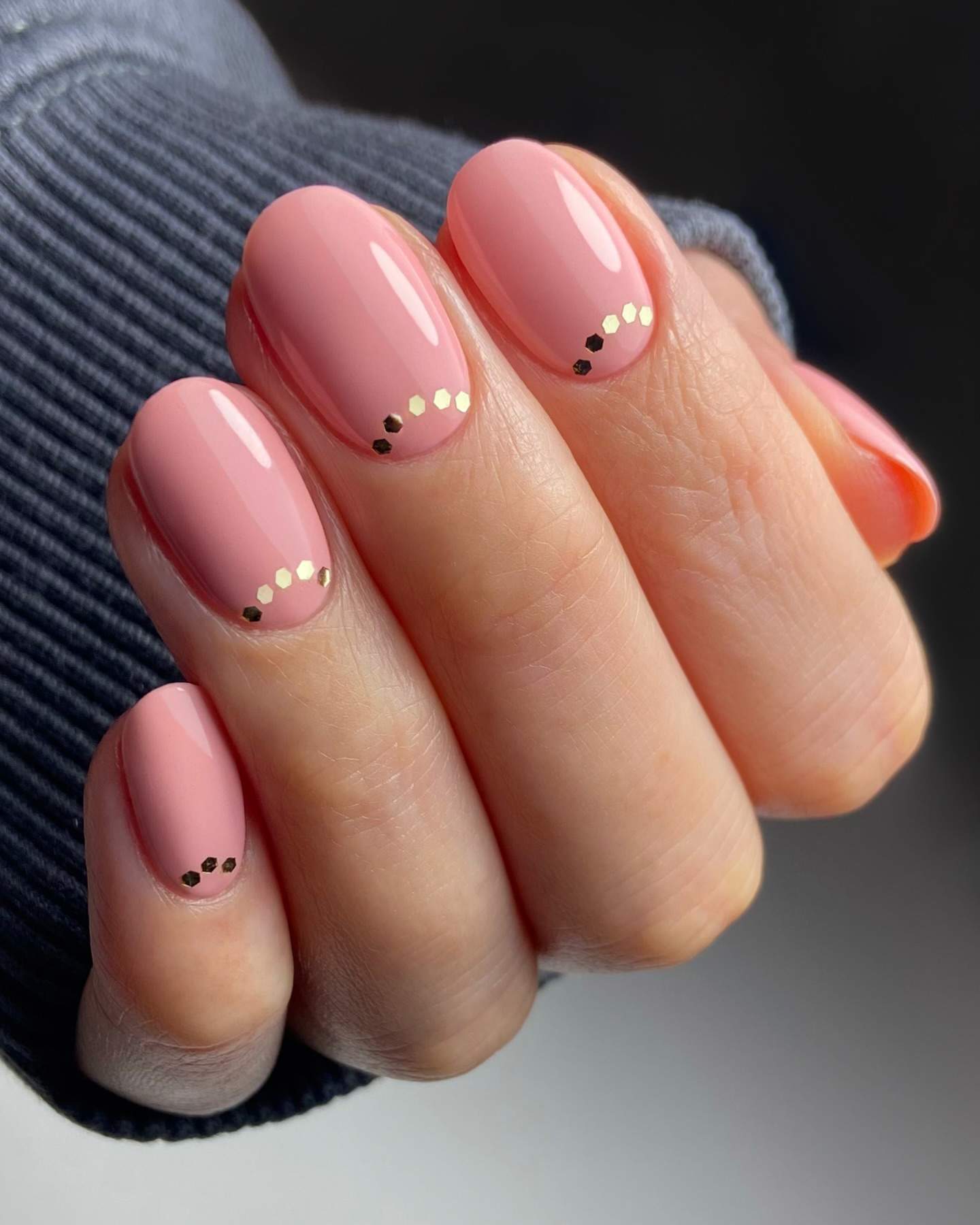 Uñas rosas con detalles dorados