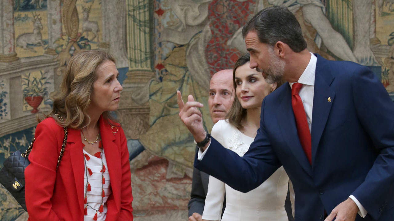 Algo está pasando en la Familia Real: los dos reveladores gestos del rey Felipe con sus hermanas Elena y Cristina 