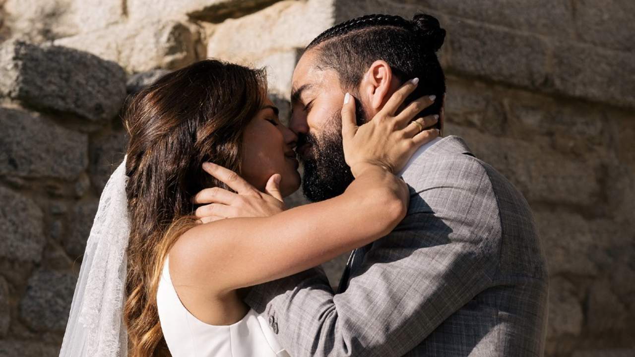 Nos colamos en la boda de Sara Sálamo e Isco Alarcón: las imágenes de su romántico 'sí, quiero' en muletas y con dos vestidos de novia