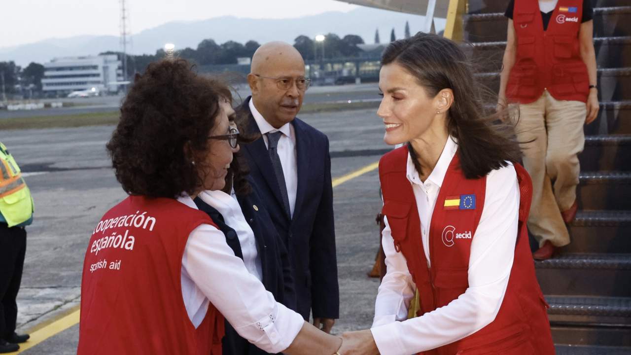 La reina Letizia, con su uniforme de chaleco rojo, arranca su viaje de cooperación en Guatemala con dos días muy intensos