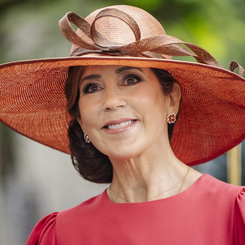 Mary de Dinamarca, impecable, personaliza su vestido favorito para un evento clave: los dos detalles que han dado un giro a su look