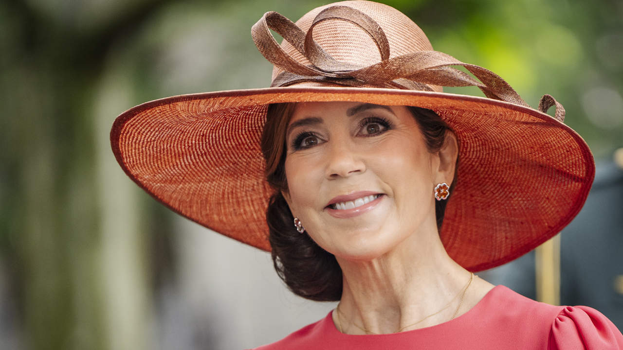 Mary de Dinamarca, impecable, personaliza su vestido favorito para un evento clave: los dos detalles que han dado un giro a su look