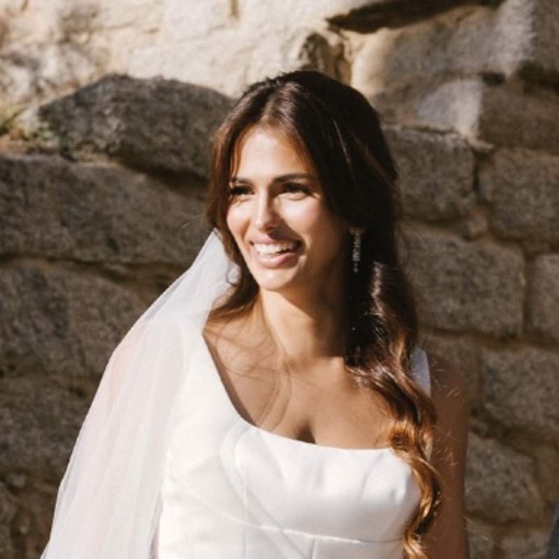 Sara Sálamo conquista con su vestido de novia en su boda con Isco Alarcón: con cut out, capa y combinado con zapatillas